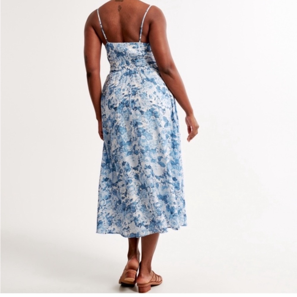 Abercrombie & Fitch Crinkle Textured Smocked Waist Midi Dress in Blue Floral - Picture 2 of 9